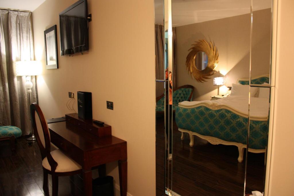 The Talbot Hotel Belmullet Room photo