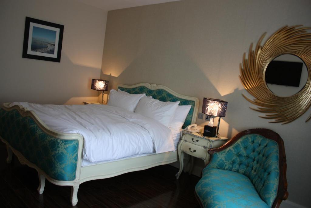 The Talbot Hotel Belmullet Room photo