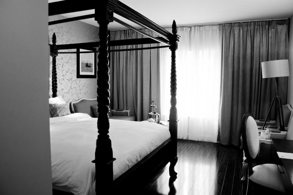 The Talbot Hotel Belmullet Room photo